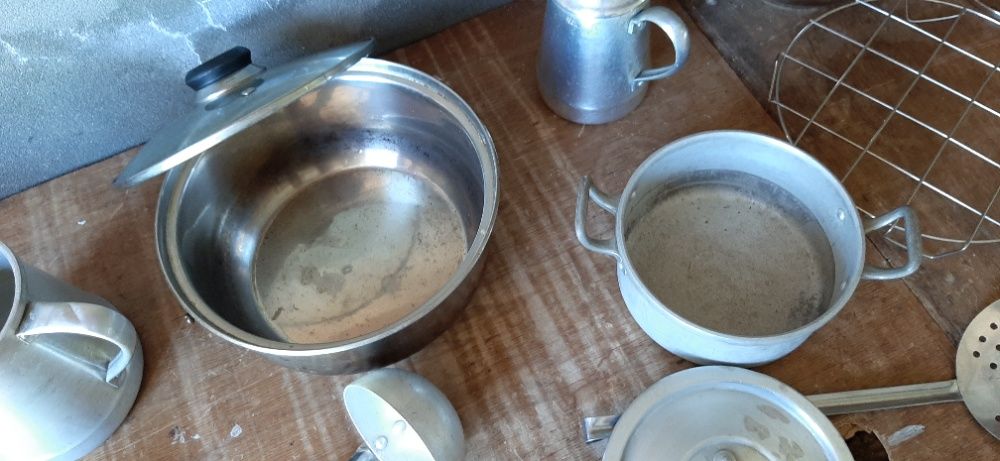 Vários utensílios em inox e alumínio