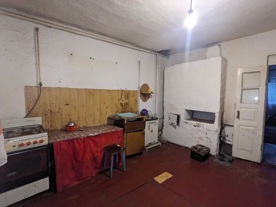 Продається земельна ділянка з одноповерховим цегляним будинком