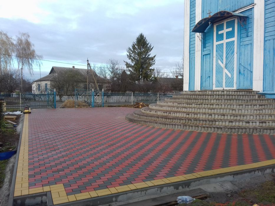 Укладка,тротуарної плитки бруківки.