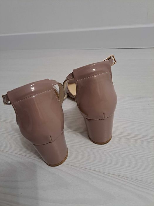 Туфлі   - босоніжки.