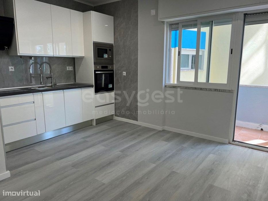 Apartamento T1 Totalmente Remodelado na Venteira com Localização Pr...