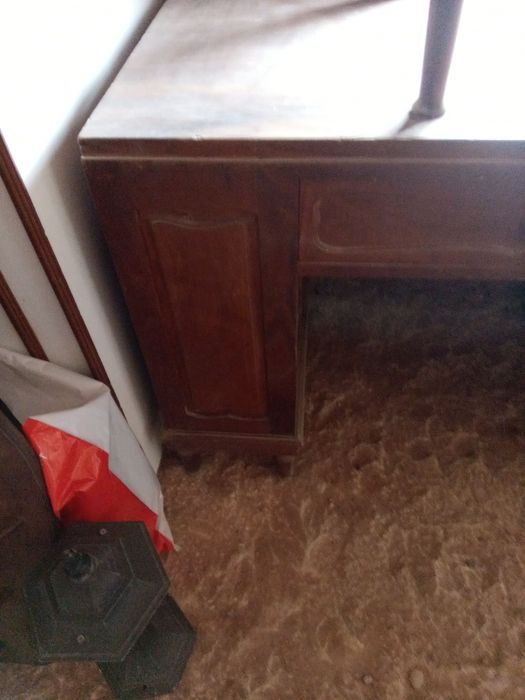 Secretária e cadeira antiga