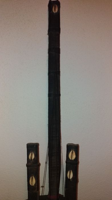 Viola Africana Feita à Mão de Madeira e pele com