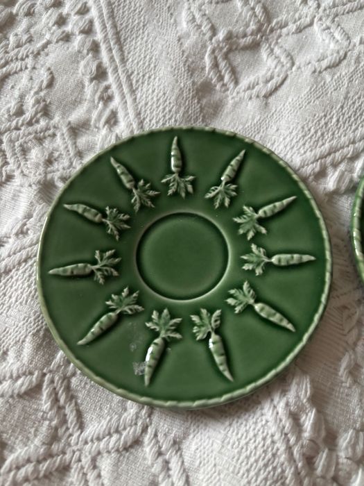 pratos pequenos/ pires bordallo pinheiro, verde com relevo de cenouras