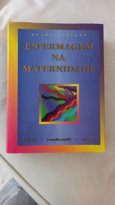 Livro de enfermagem na maternidade