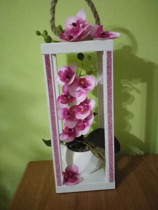 Storczyk w lampionie drewnianym z swiatlkiem Led