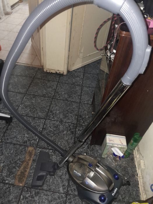 Aspirador da FLAMA s/ saco + ferro a vapor 20€