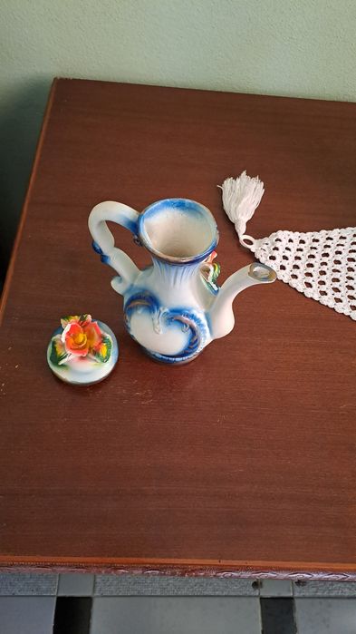 Bule floreado de porcelana