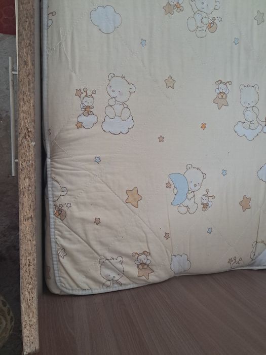 Кровать дитяча( з матрасом)  + тумба. В гарному стані.