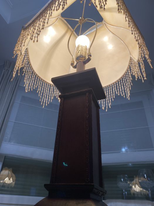 Elegancka lampa stołowa w stylu klasycznym