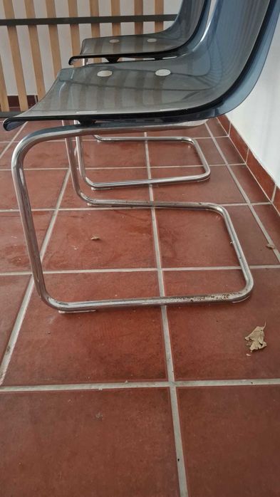 Varias cadeira para escritorio