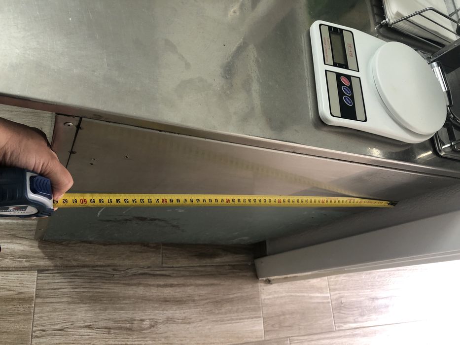 Mesa inox, usada para trabalhos de cozinha