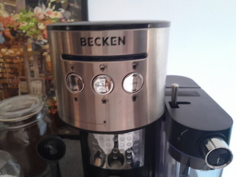 Máquina de Café Expresso Becken (c/ Depósito de Leite para Cappuccino) – Excelente Estado
