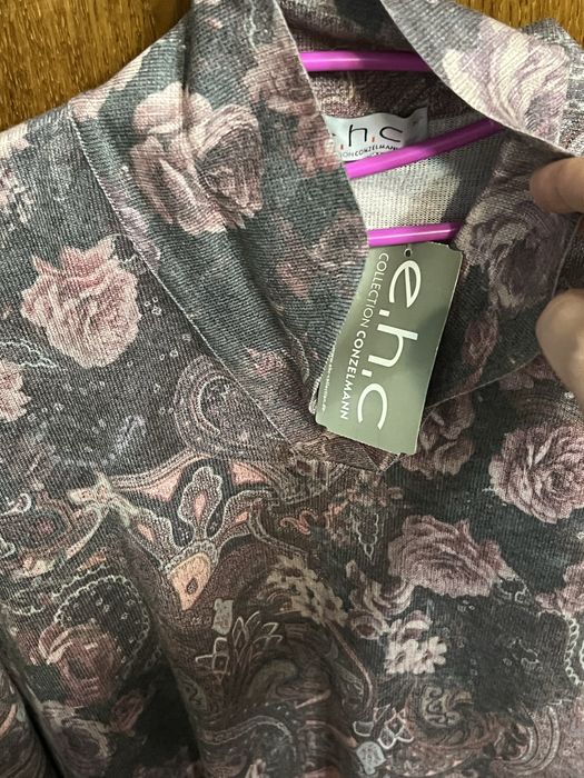 Светр новий з квітковим принтом великого розміру 54-56