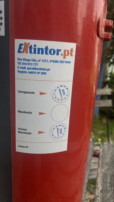 Extintor pó quimico abc com suporte de chao