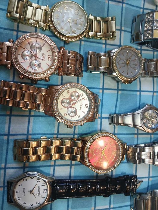 Лот із 13 кварцових годинників