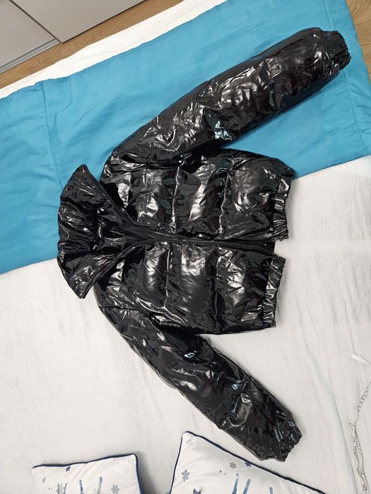 Czarna błyszcząca lakierowana kurtka prettylittlething xxs 32