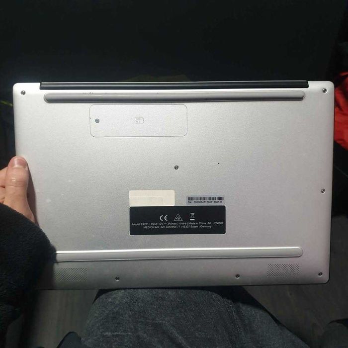 Portátil Medion E4251
