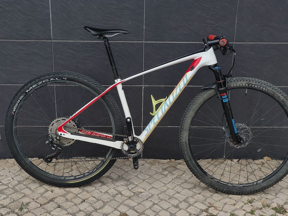 599€Specialized stumpjumper carbon 29er
Tamanho M
Transmissão 1x10 XT 
Suspensão reba
Travões magura 

Bom estado