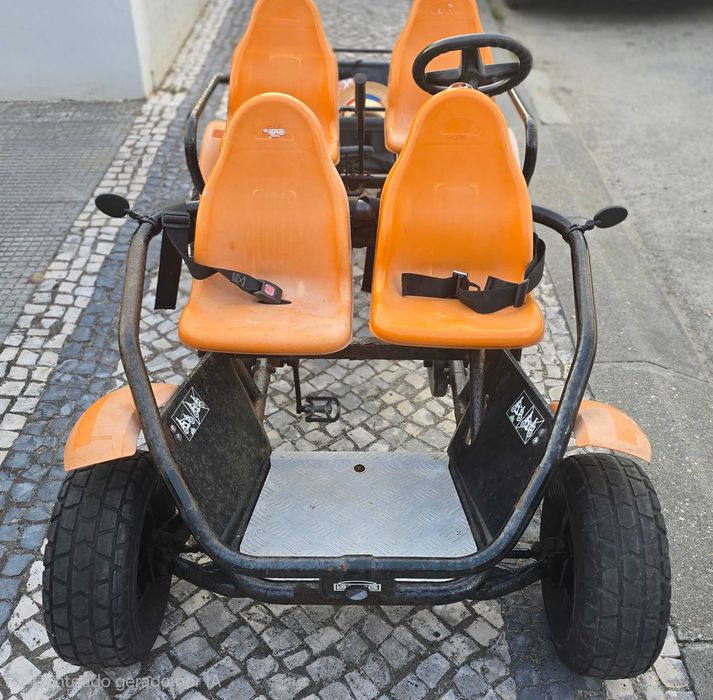 Vendo ou alugo Quadriciclo Carro a pedais Berg, 4 lugares, 4 cintos segurança, capota em lona + atrelado