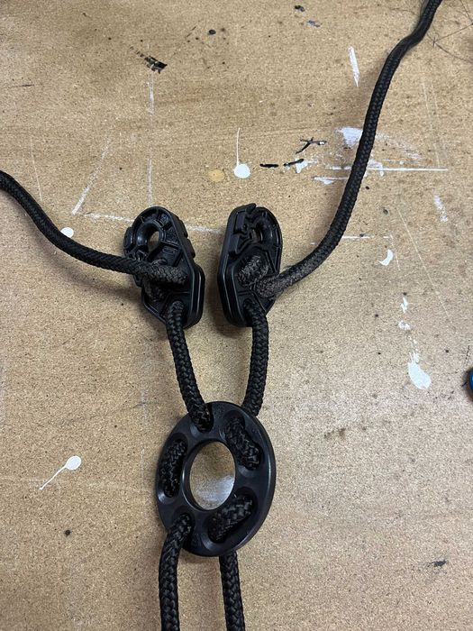 Baloiço ninho, vermelho e preto.