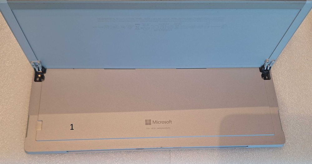Korpus z baterią oraz uszkodzoną płytą główną do Microsoft Surface Pro 4 (model 1724)