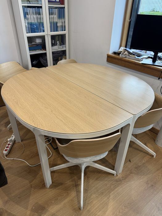 Conjunto de Mesa e cadeiras