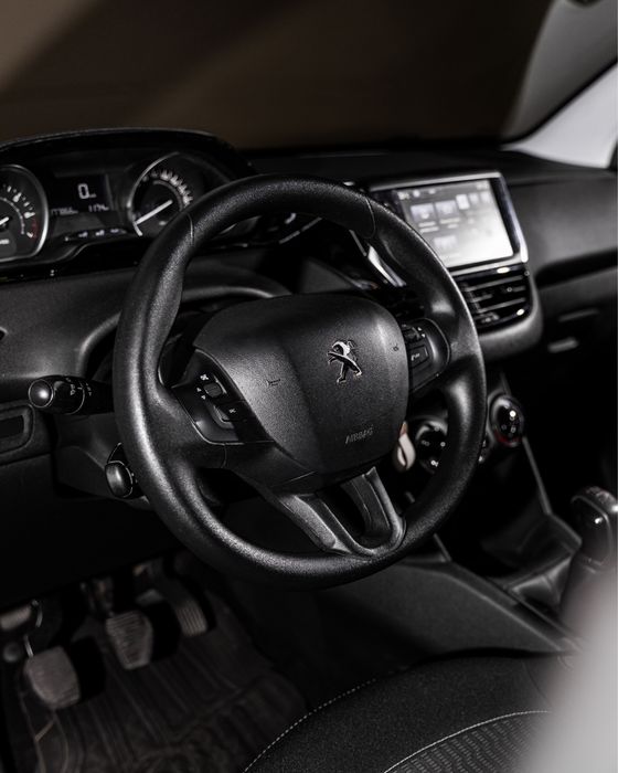 Peugeot 208 — fotografia 12
