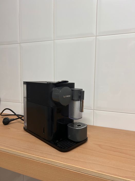 Nespresso machine, like new, DeLonghi