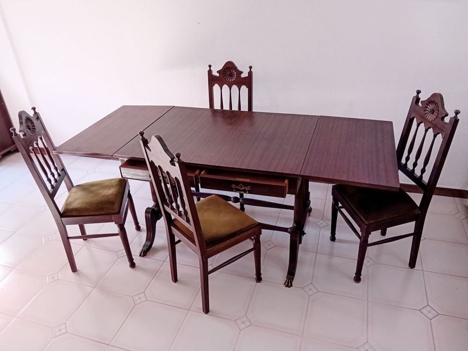Conjunto  Mesa e cadeiras