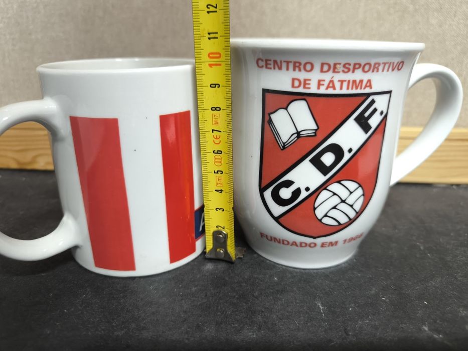 Conjunto de 2 chávenas de porcelana
Conjunto de duas chávenas em porce