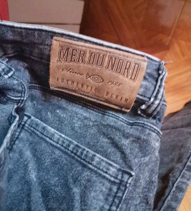 Calças cinzentas da Denim