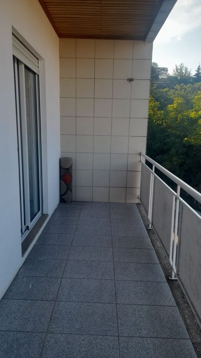 Alugo quartos a estudantes