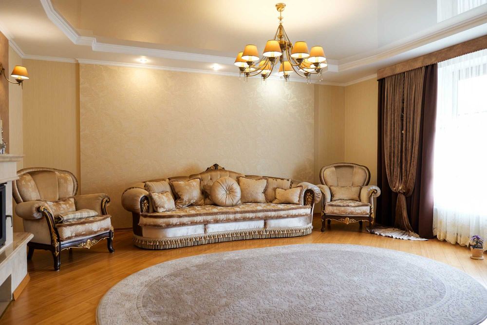 Просторе домоволодіння в передмісті, поблизу лісу!