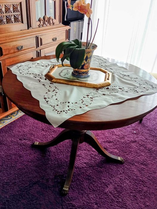 Mesa em nogueira pé de galo com conjunto de 6 cadeiras almofadadas