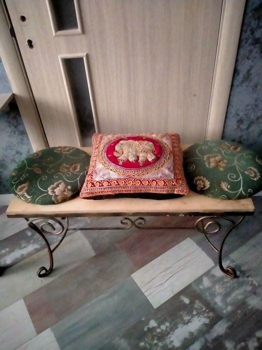 Декоративна лавка або пуф з кованими ніжками.