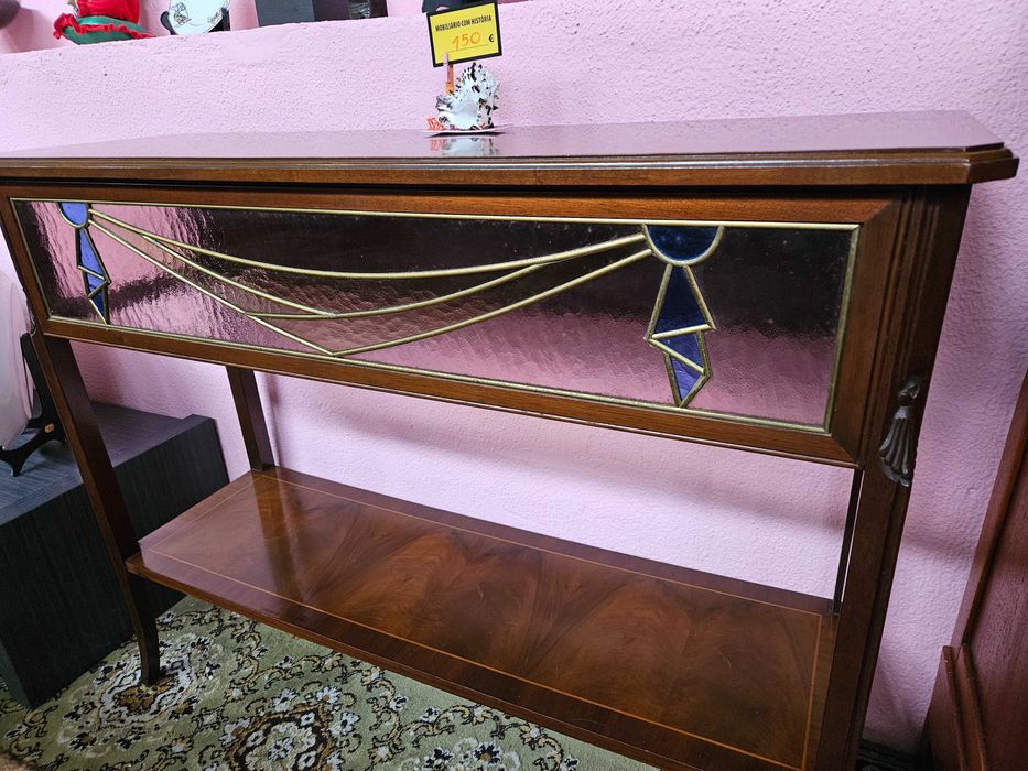 Excelente consola em madeira com acabamento e