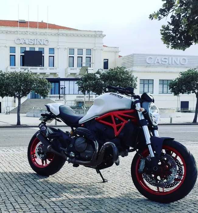 Ducati Monster 821 com Termigioni