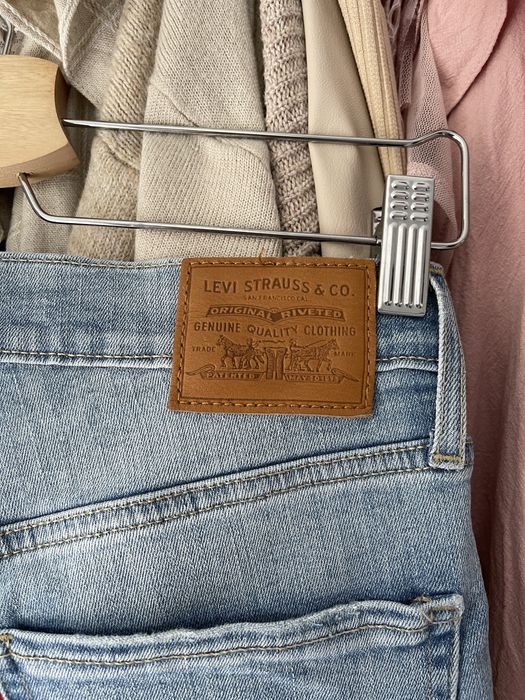 Jeansy jasno niebiskie Levis 25