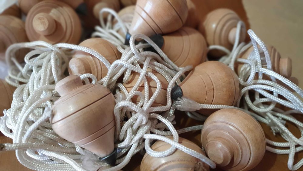 Piões em Madeira com Corda