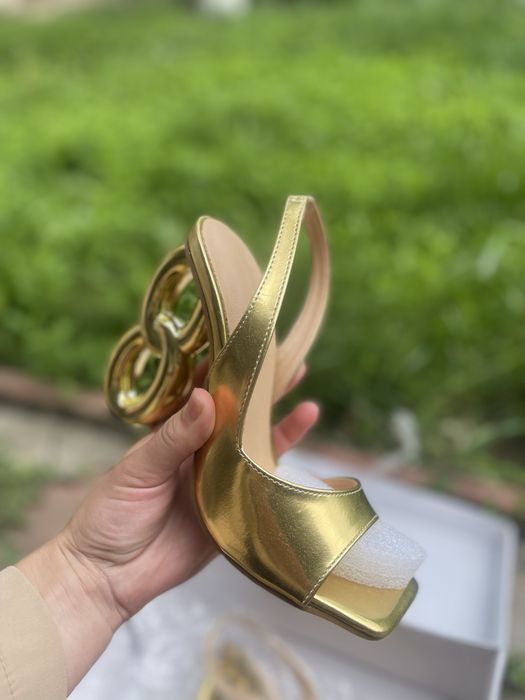 Босоніжки на каблуку