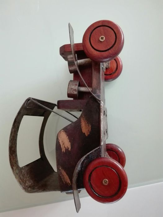 Carro em madeira e metal feito à mão pode se colocar uma garrafa. Lind