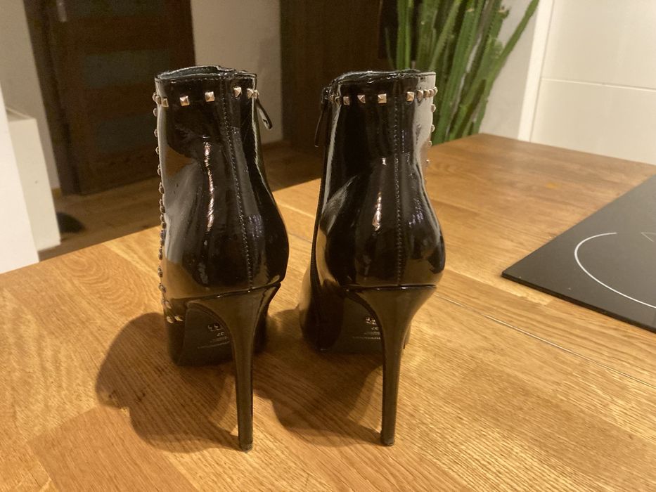 Lakierkowe z ćwiekami szpilki botki prima moda
