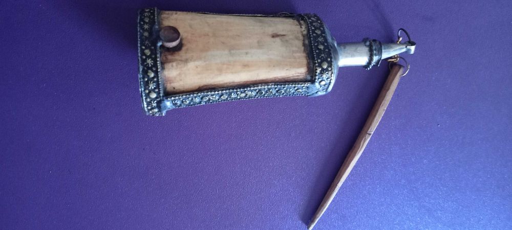 Garrafa Antiga Artesanal em Osso e Metal c/aplicador.