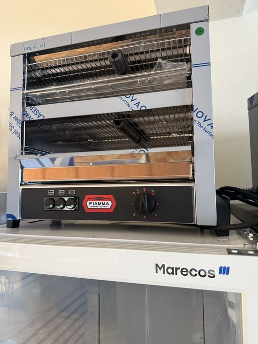 Torradeira elétrica Fiamma Varias  uma parteleira e duas parteleiras