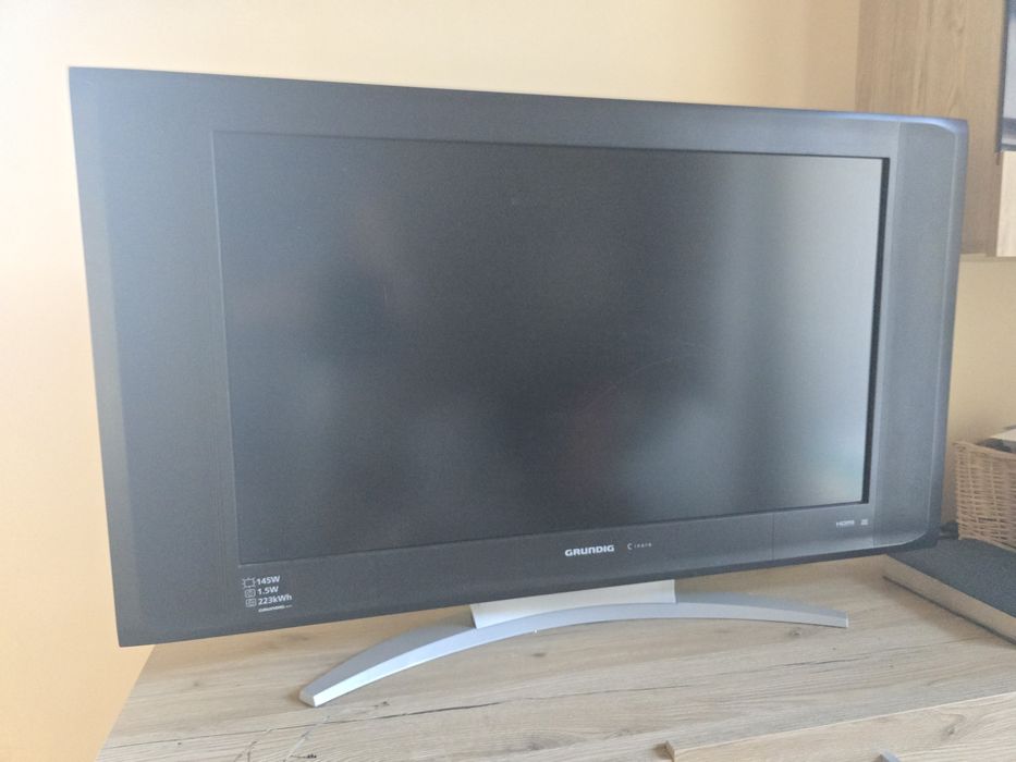 Telewizor GRUNDIG 32” LCD – sprawny, solidny, z podstawą