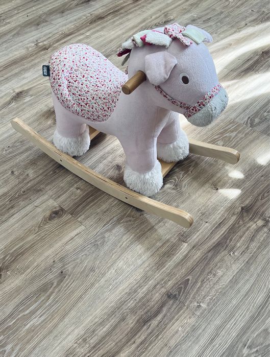 Konik na biegunach, Mamas&Papas, kon, drewniany, bujak, rozowy