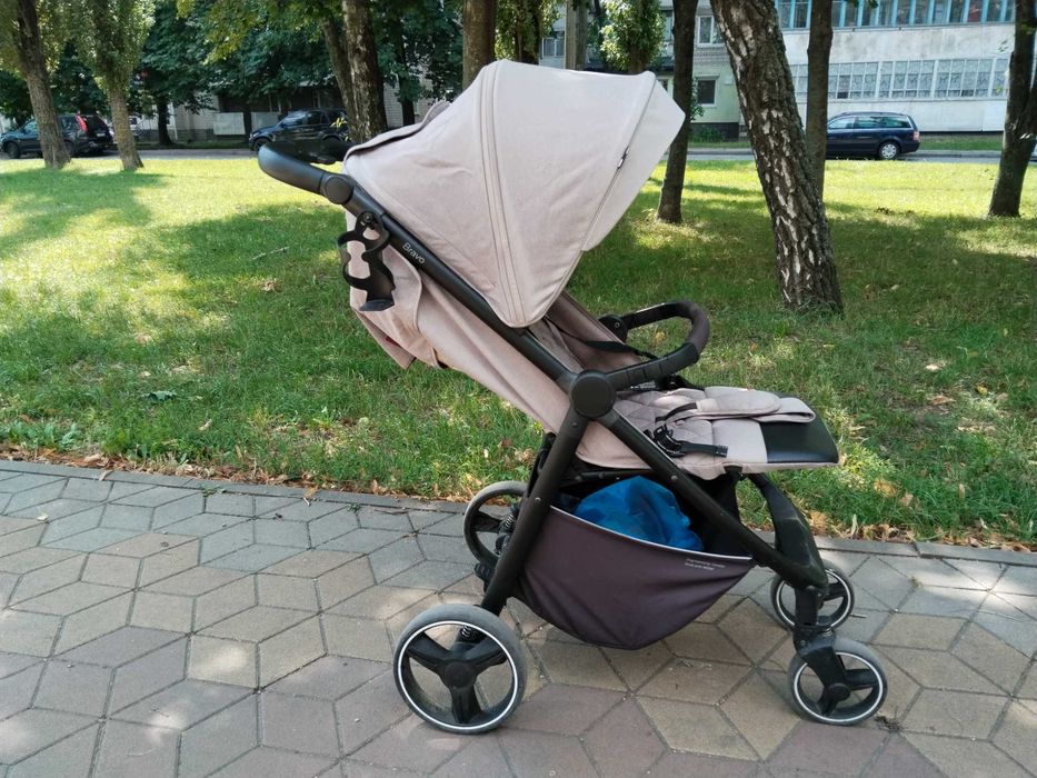 прогулянкова коляска Carrello Bravo