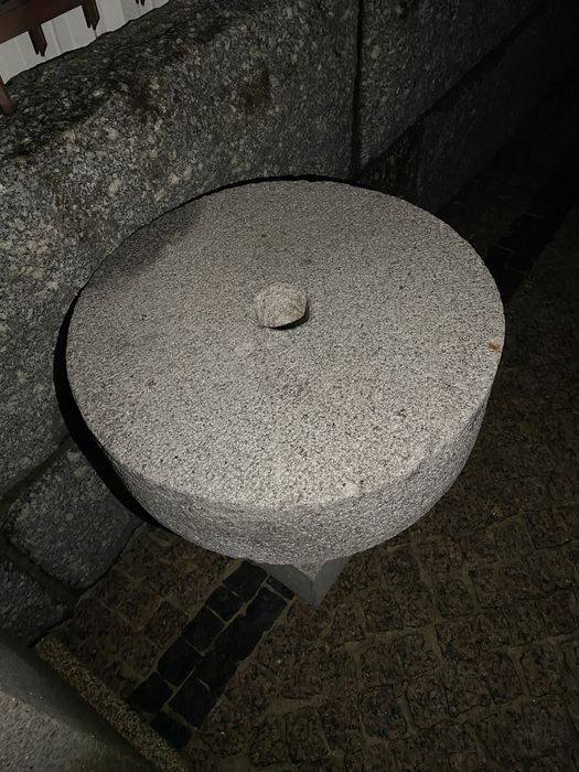 Mesa de pedra de uma mó essa mó foi feita a maõ