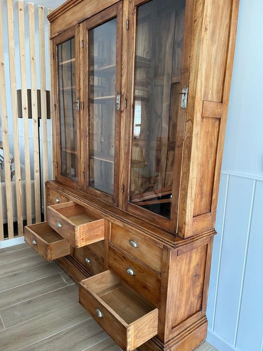 Móvel rústico com gavetas e vitrine